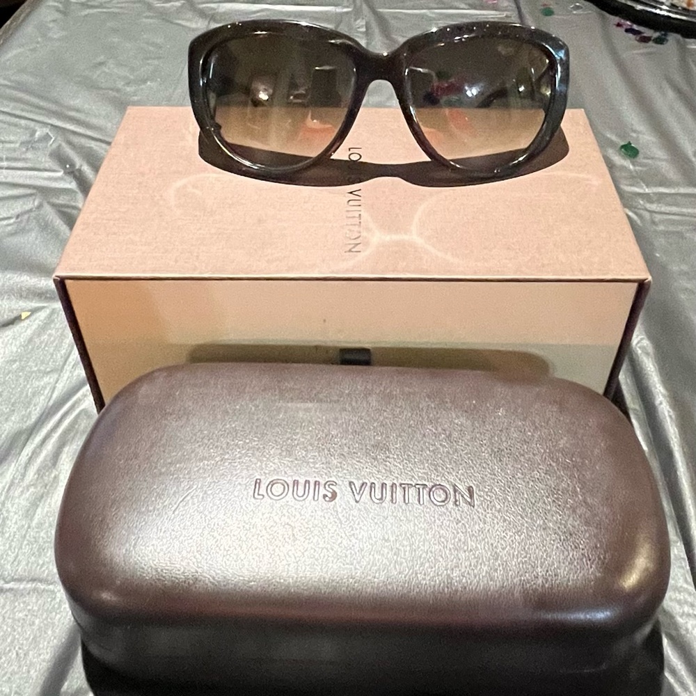Authentic Louis Vuitton Women Sunglasses